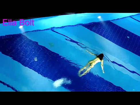 ❤️ Ùn possu micca piantà di fighjulà, ghjovana bionda catturata nuda in piscina ELLA BOLT ️❌ Video sessu à noi ❌️
