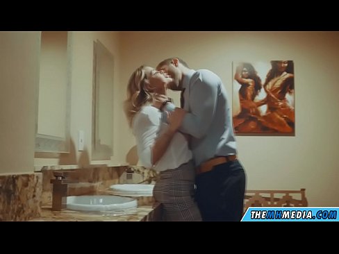 ❤️ Quandu una bionda tettona ti seduce in un bagnu publicu ️❌ Video sessu à noi ❌️